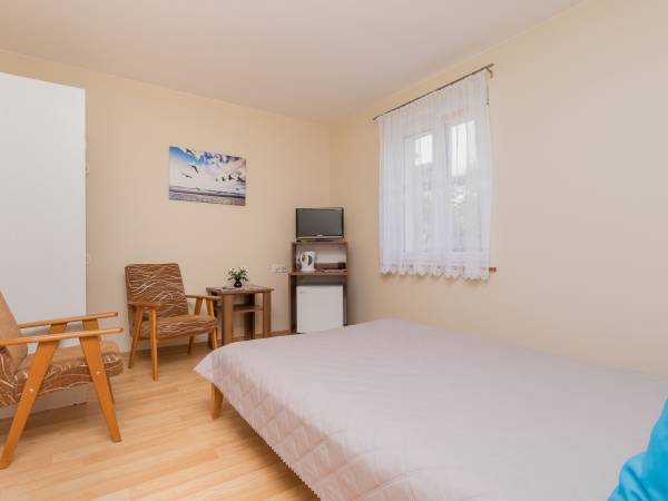 pokój nr 5 I piętro 13 m 2 z łazienką