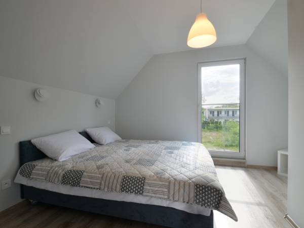 Sypialnia nr 1 z łózkiem podwójnym w domkach 6 osobowych