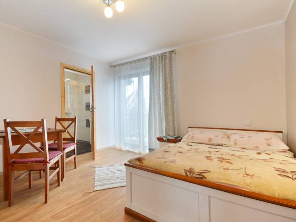 pokój w nowym domu z balkonem