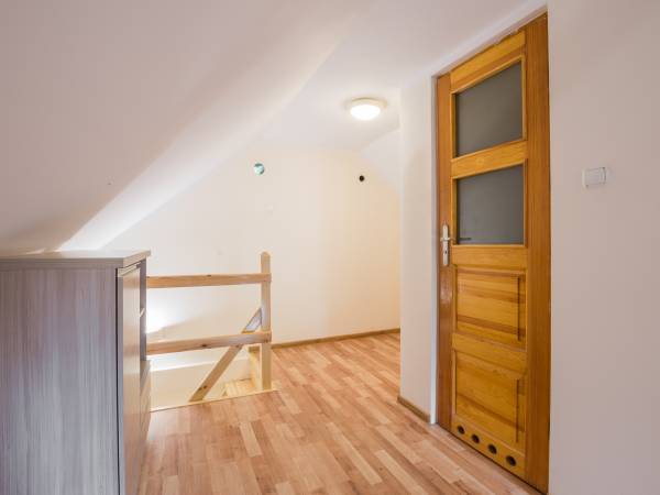 Hol na górze, wejście do łazienki