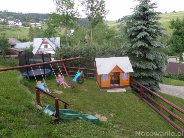 Plac zabaw z domkiem