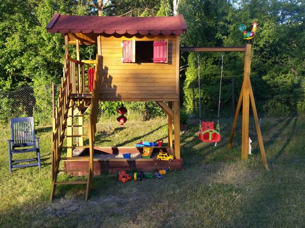 Domek z piaskownicą i huśtawką dla dzieci