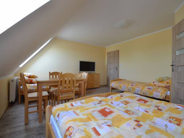 Pokój czteroosobowy z łazienką - żółty