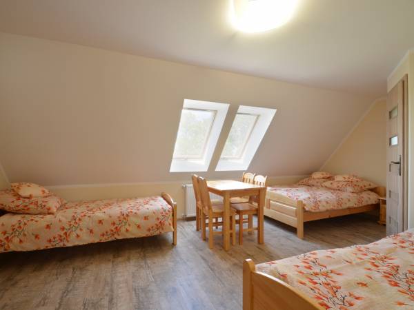 Pokój czteroosobowy z łazienką - łososiowy