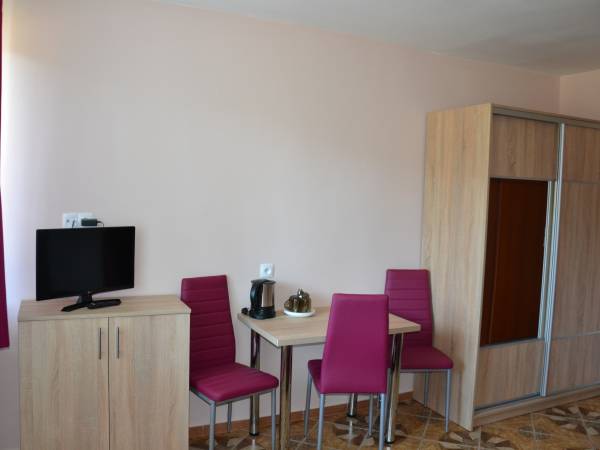 Pokój trzy lub czteroosobowy studio.