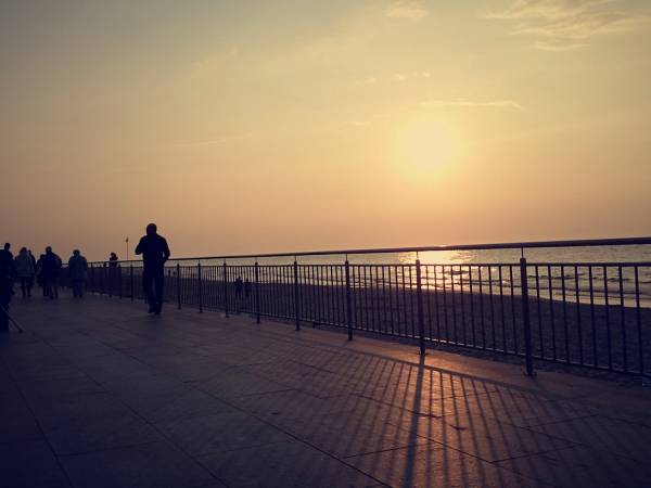 promenada o zachodzie słońca