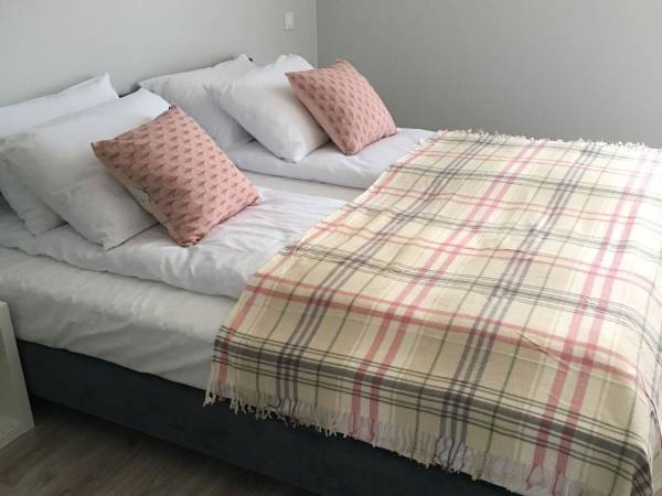 Sypialnia nr 1 z łózkiem podwójnym w domkach 6 osobowych nr 2-6