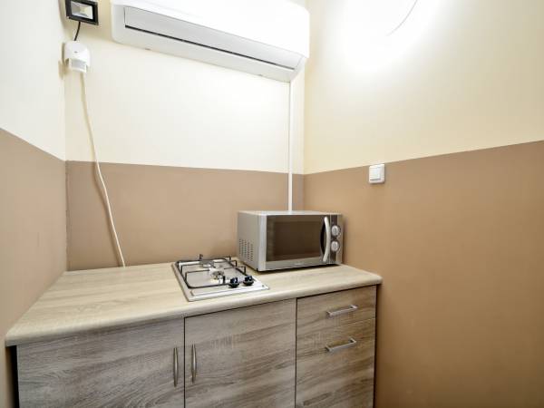 Ogólnodostępny aneks kuchenny dla pokoi 2-3 osobowych, w każdym pokoju lodówka