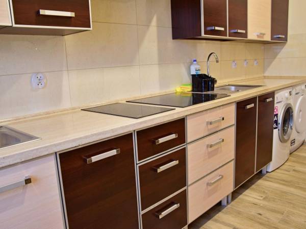 kuchnia na drugim piętrze przy pokojach z łazienkami