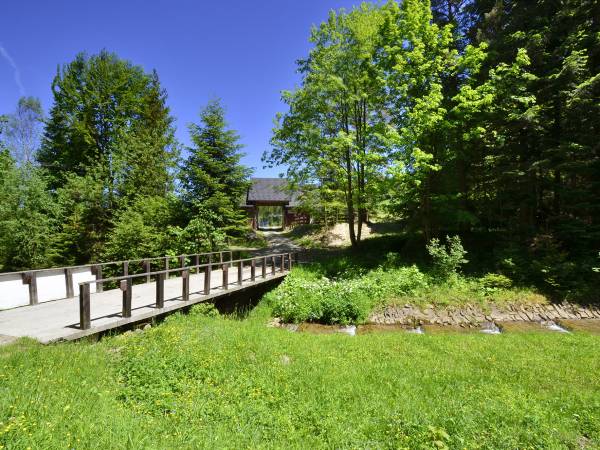 Most na potoku, wjazd do ośrodka