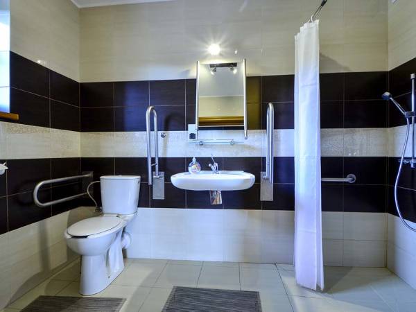 pokój z łazienką dla niepełnosprawnych