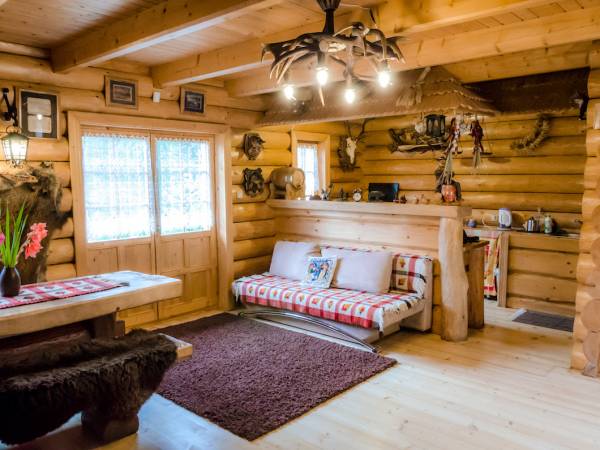 Salon-kuchnia z barem w tle- Suchatka Leśna