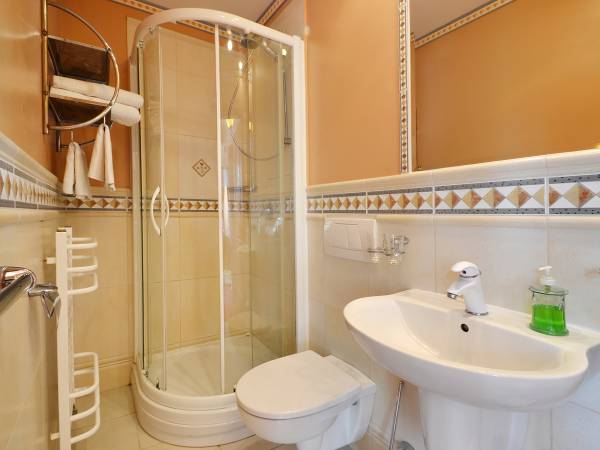 łazienka Malinowy pokoje w Krynicy Morskiej 