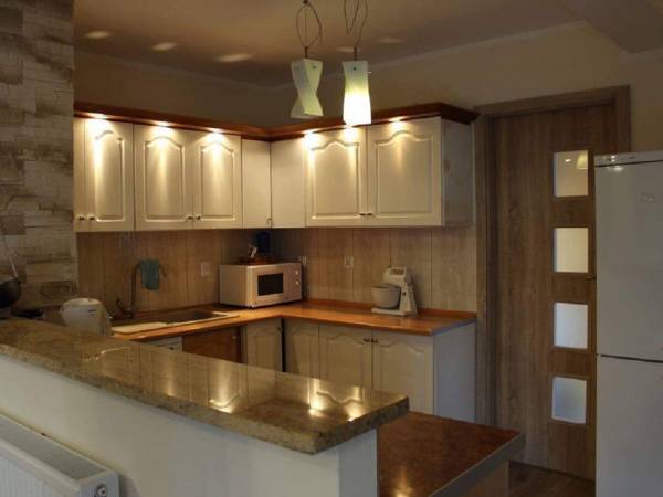 w pelni wyposazona kuchnia z kuchenka mikrofalowa i zmywarka do uzytku gosci