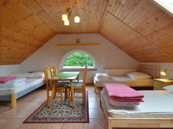 Pokój z okrągłym oknem