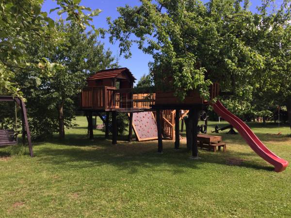 duży plac zabaw w naszym sadzie