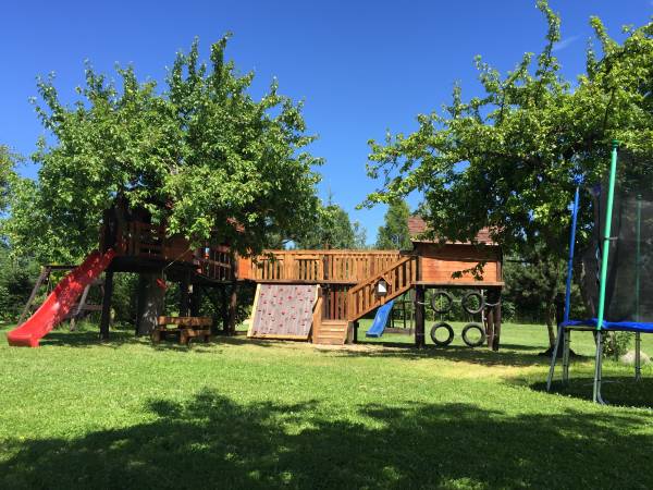 duży plac zabaw w naszym sadzie