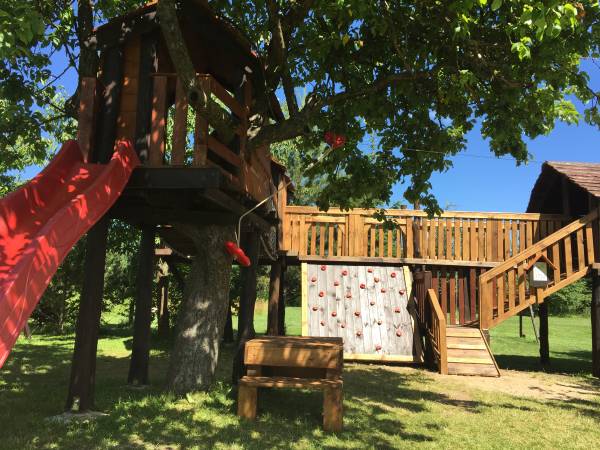 duży plac zabaw w naszym sadzie