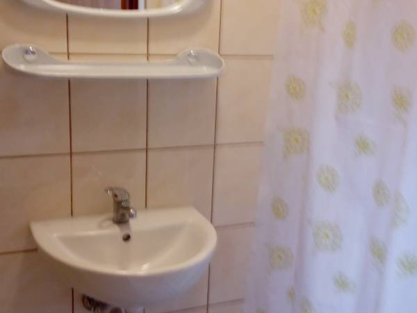 łazienka do tego pokoju