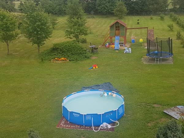 Basen i plac zabaw dla dzieci