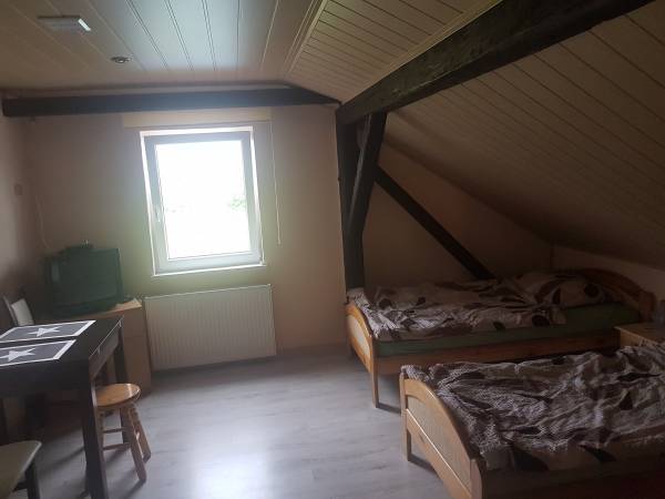 Pokoj 4 osobowy z łóżkiem małżeńskim nr 3