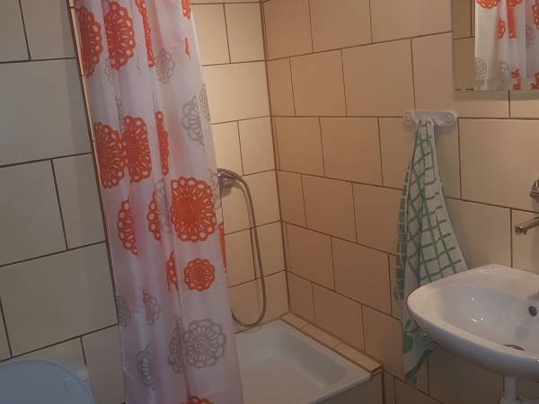 Łazienką do pokoju nr 3