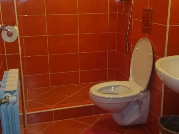 łazienka pokoju trzyosobowego