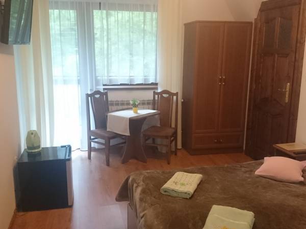 pokój dwuosobowy łóżko małżęńskie