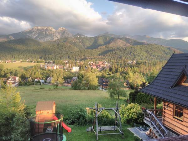 Nowa atrakcja dla naszych małych gości , drewniany domek z piaskownicą i zjeżdżalnią:)