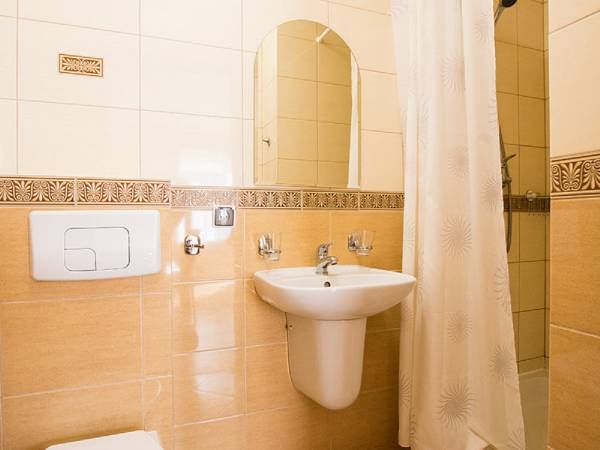 Pokój na piętrze - funkcjonalna łazienka.