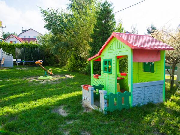 Rozbudowany plac zabaw.