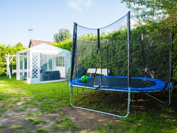 Przy altance duża trampolina.
