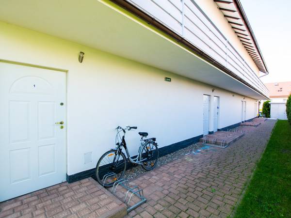 Przy wyjściach na parterze stojaki na rowery.