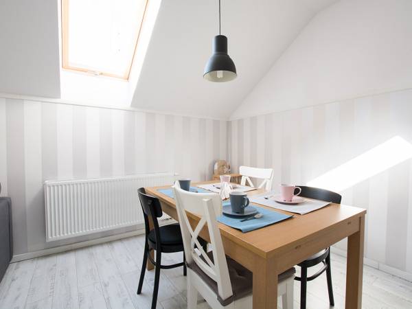 Apartament A - bogato wyposażona kuchnia z jadalnią.