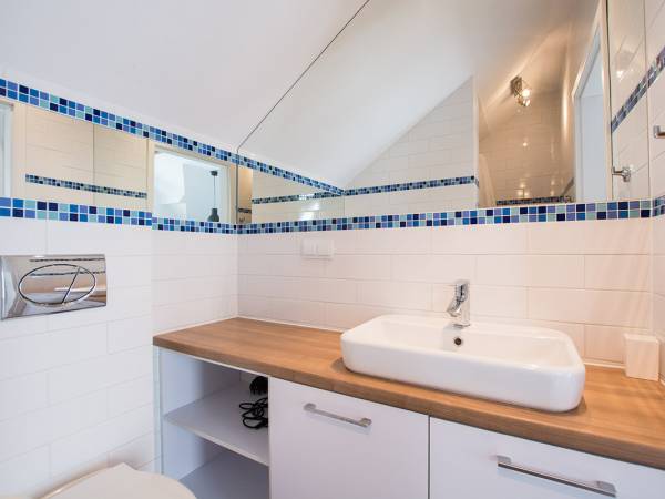 Apartament A - funkcjonalna łazienka.