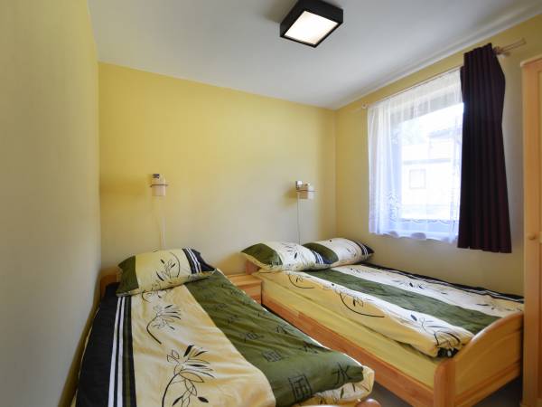 jedna z dwóch sypialni