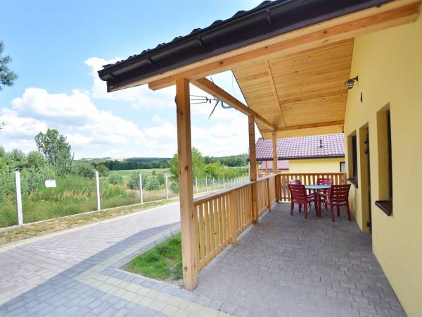 zadaszony taras przy domku