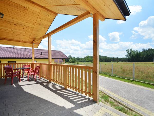 zadaszony taras przy domku