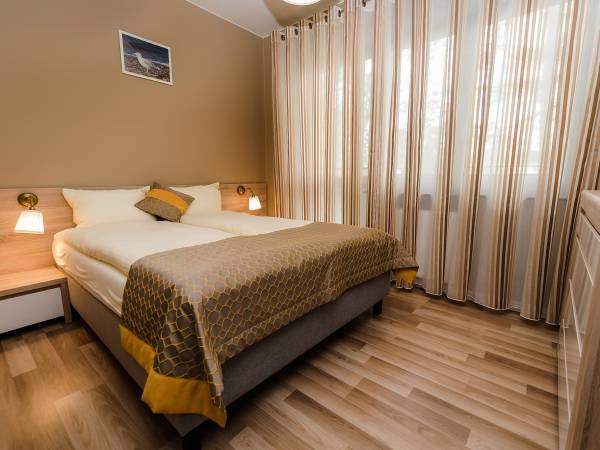 Sypialnia z łóżkiem małżeńskim