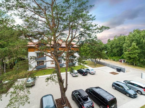 Widok na parking i drugi budynek