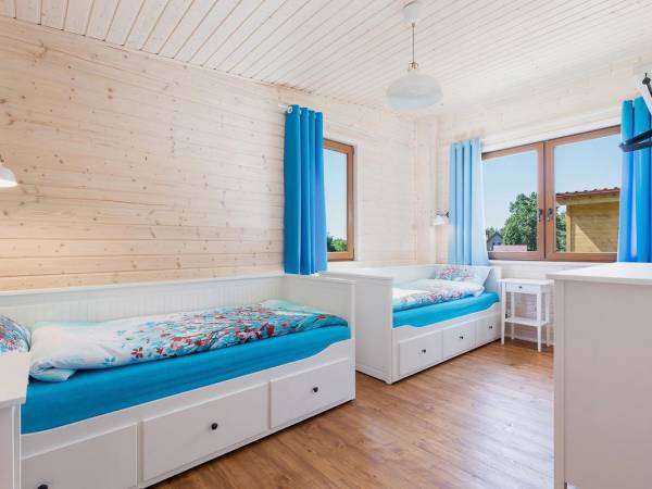 sypialnia z rozkładanymi łóżkami