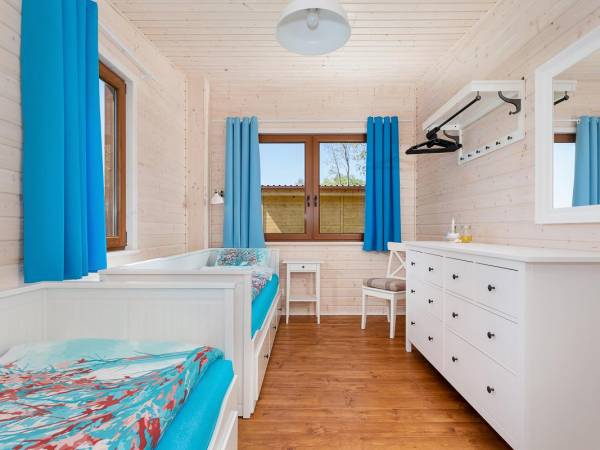 sypialnia z rozkładanymi łóżkami