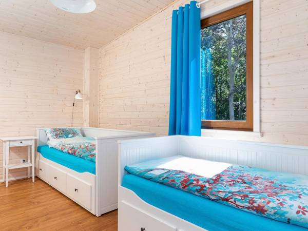 sypialnia z rozkładanymi łóżkami