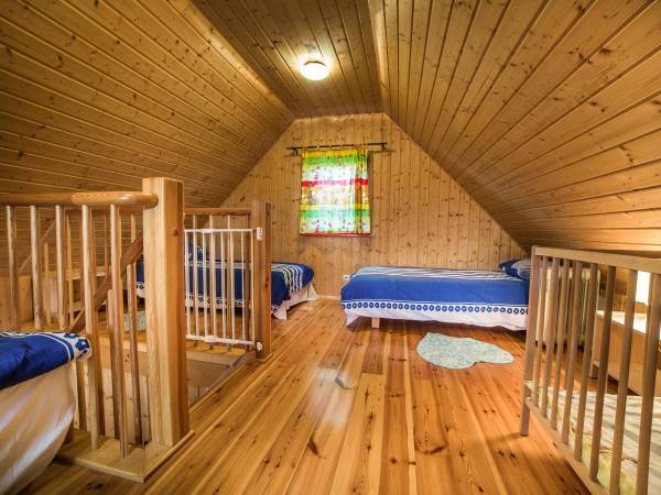 Domek 4 osobowy sypialnia na piętrze.