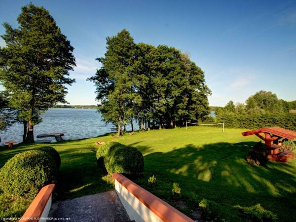 działka nad jeziorem