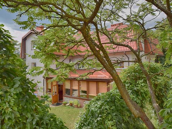 dom hotelowy od strony domków