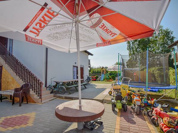 plac zabaw + miejsce do odpoczynku