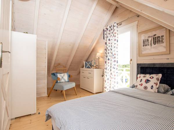 kącik wypoczynkowy w sypialni