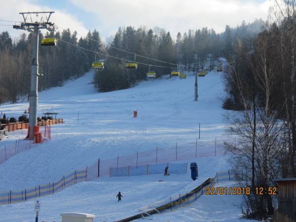 Widok na stok obok obiektu.