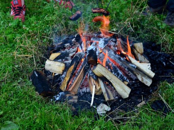 palimy ogniski i smażymy kiełbaski